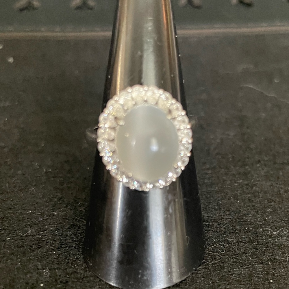 Elegant Silver and White Gemstone Ring